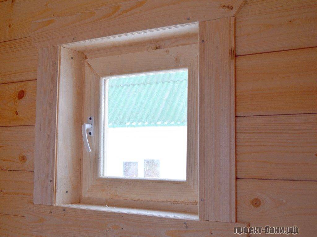 Стандартное окно для проветривания в душевой комнате.